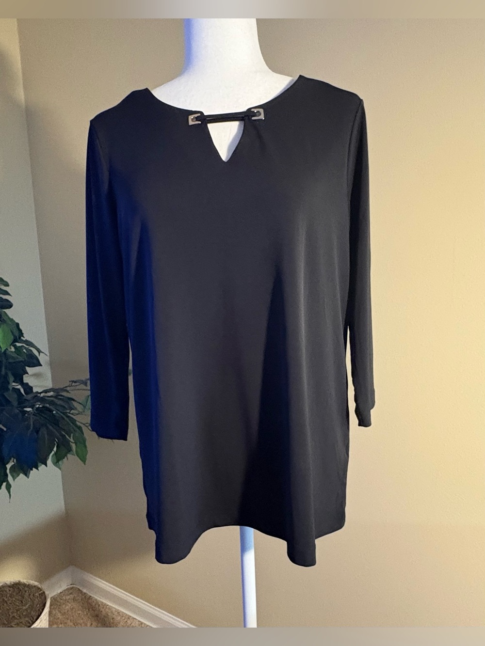 EUC Top: Boatneck w Gold-Tone Keyhole, 2/3-Sleeves, Tunic Length